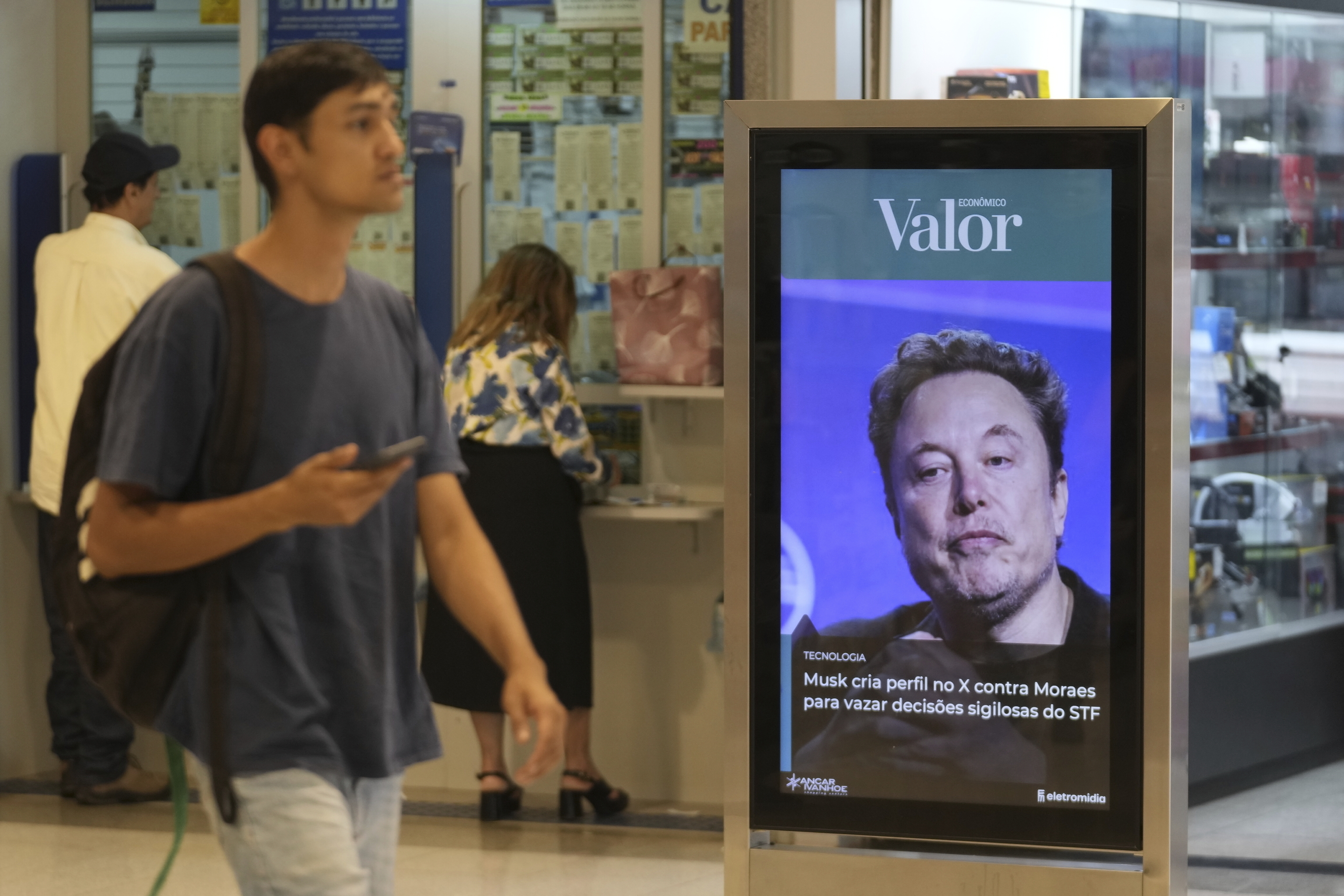 An ad by Valor media shows a photo of Elon Musk at a shopping center in Brasilia