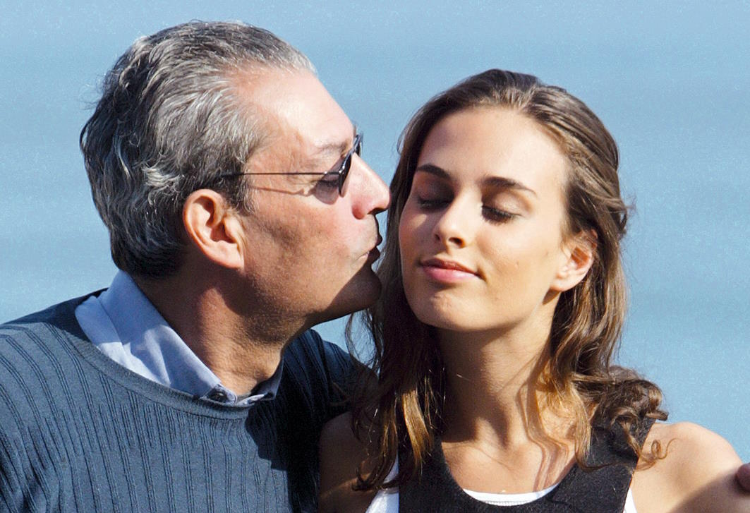 Paul Auster (L) kisses his daughter Sophie in 2007.