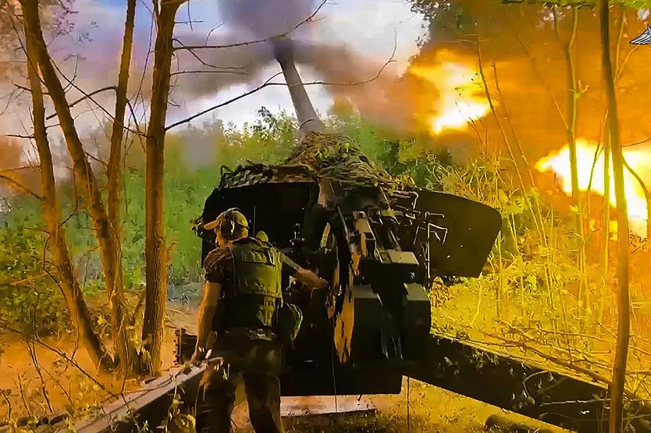 A Russian soldier fires an Msta-B howitzer between Russia and Ukraine in Kursk.