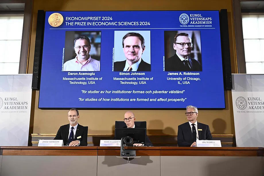 Hans Ellegren (c), Jakob Svensson (i), and Jan Teorell present the award.