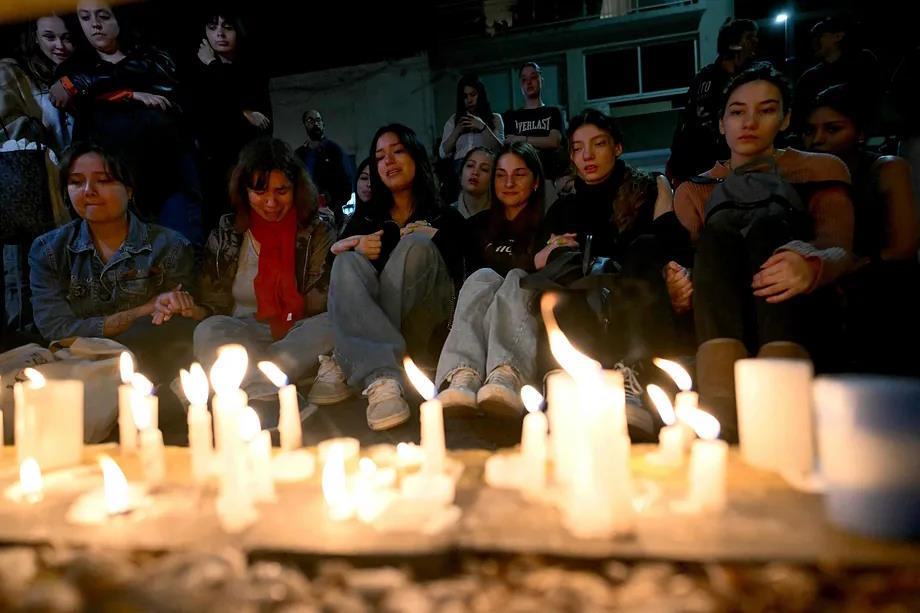 One Direction fans improvise an altar where Liam Payne passed away.