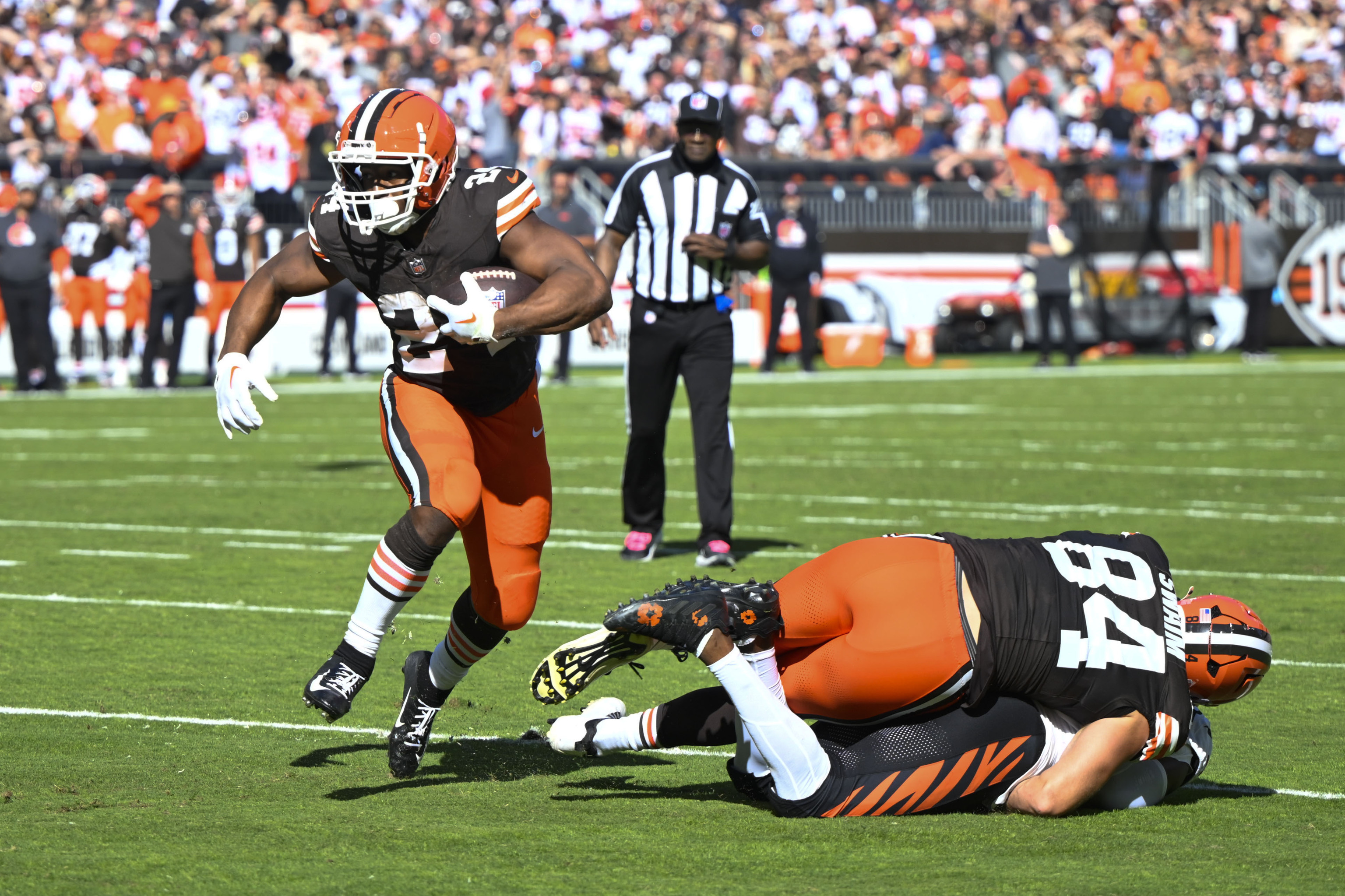 Cleveland Browns running back Nick Chubb carries for a touchdown in the first half of an NFL football game.