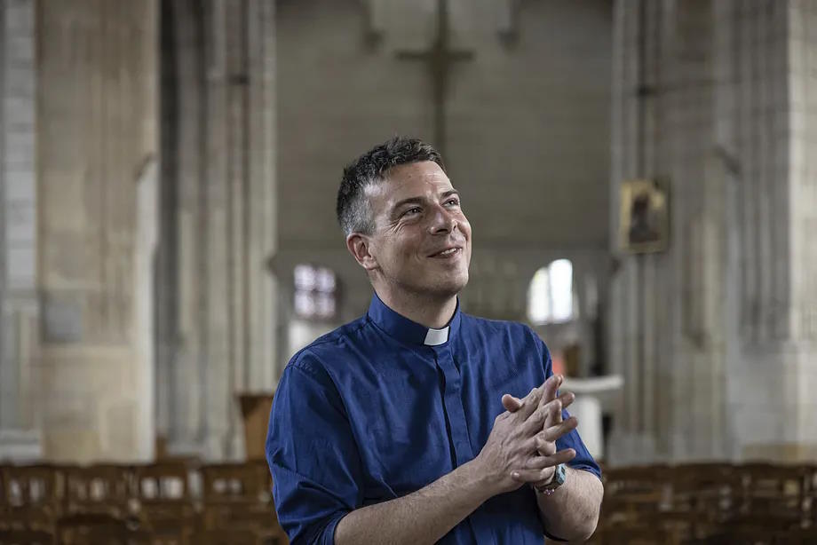 Father Matthieu Jasseron, in a parish in Joigny.