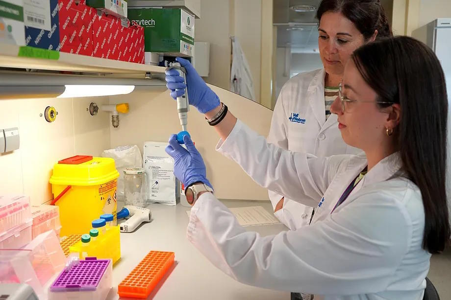 Nerea Snchez-Gaona, holding a pipette, alongside Mara Jos Buzn.