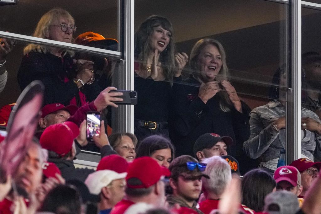 Taylor Swift, top center, watches play during the first half of an NFL football game between the Kansas City Chiefs and the Tampa Bay Buccaneers