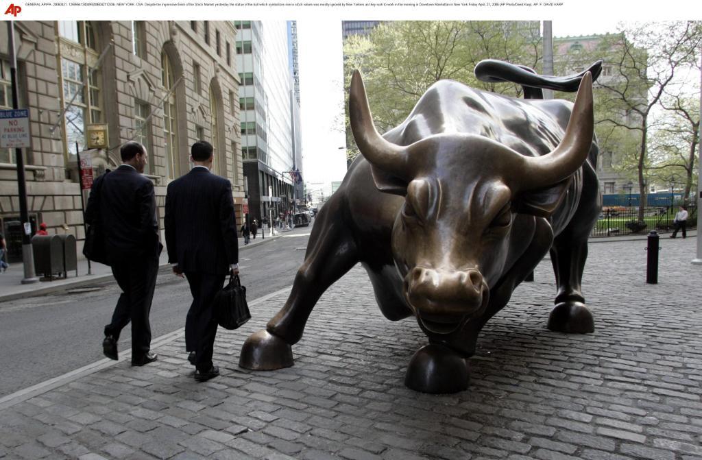 The statue of the bull which symbolizes rise in stock values was mostly ignored by New Yorkers