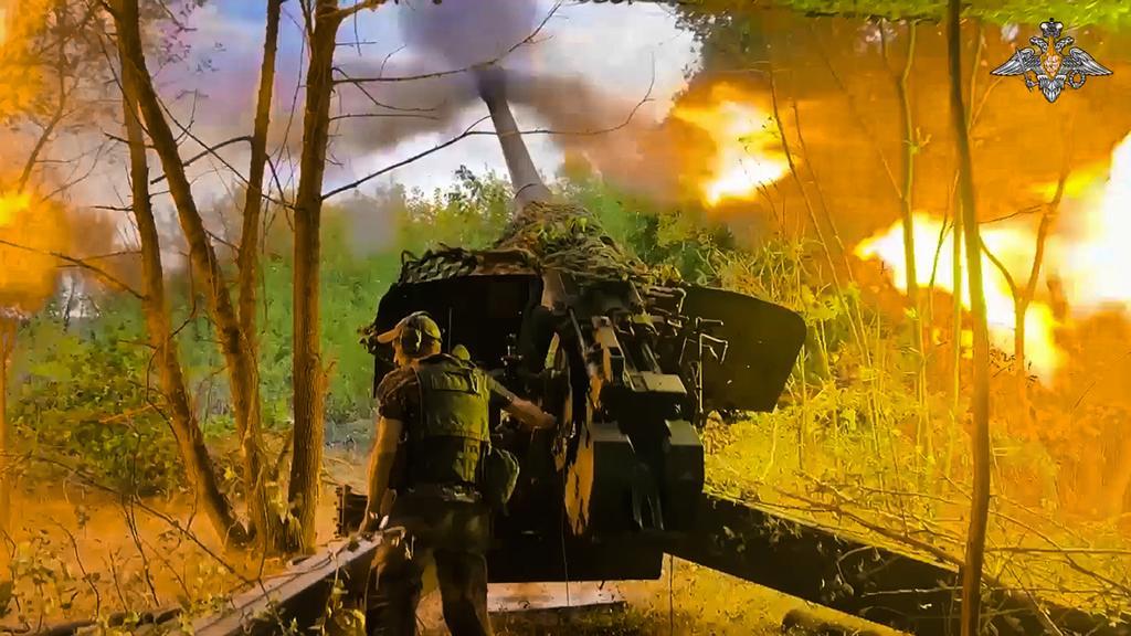 a Russian soldier fires Msta-B howitzer toward a Ukrainian position