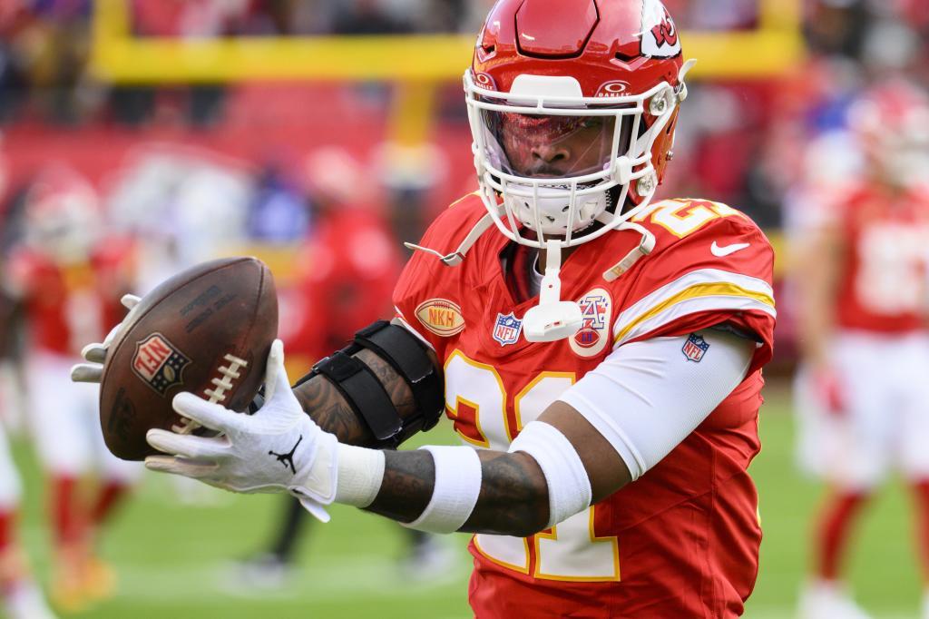 Kansas City Chiefs safety Mike Edwards makes a catch