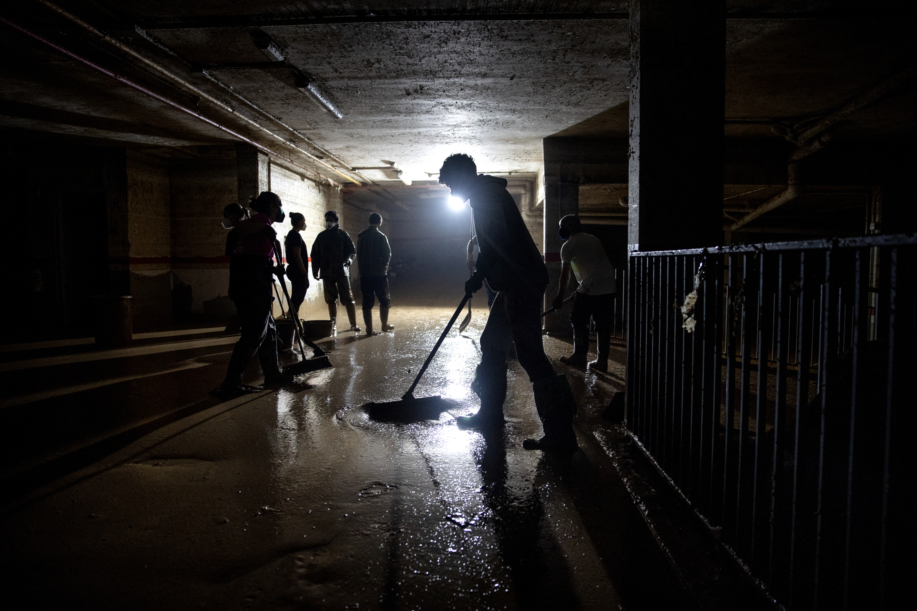 Emptying of sludge in a garage in the town of Alfafar.