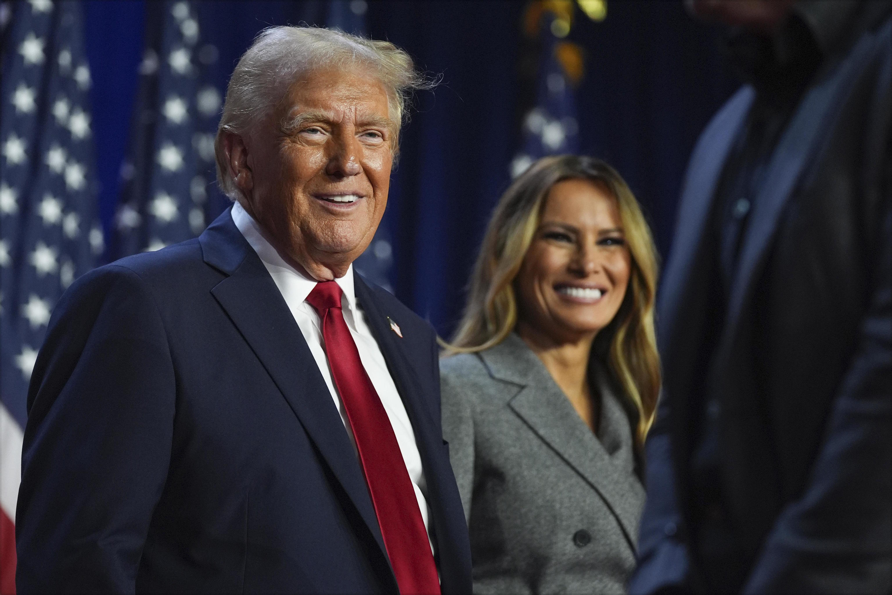 Donald Trump and Melania Trump smile after his victory in the US elections.