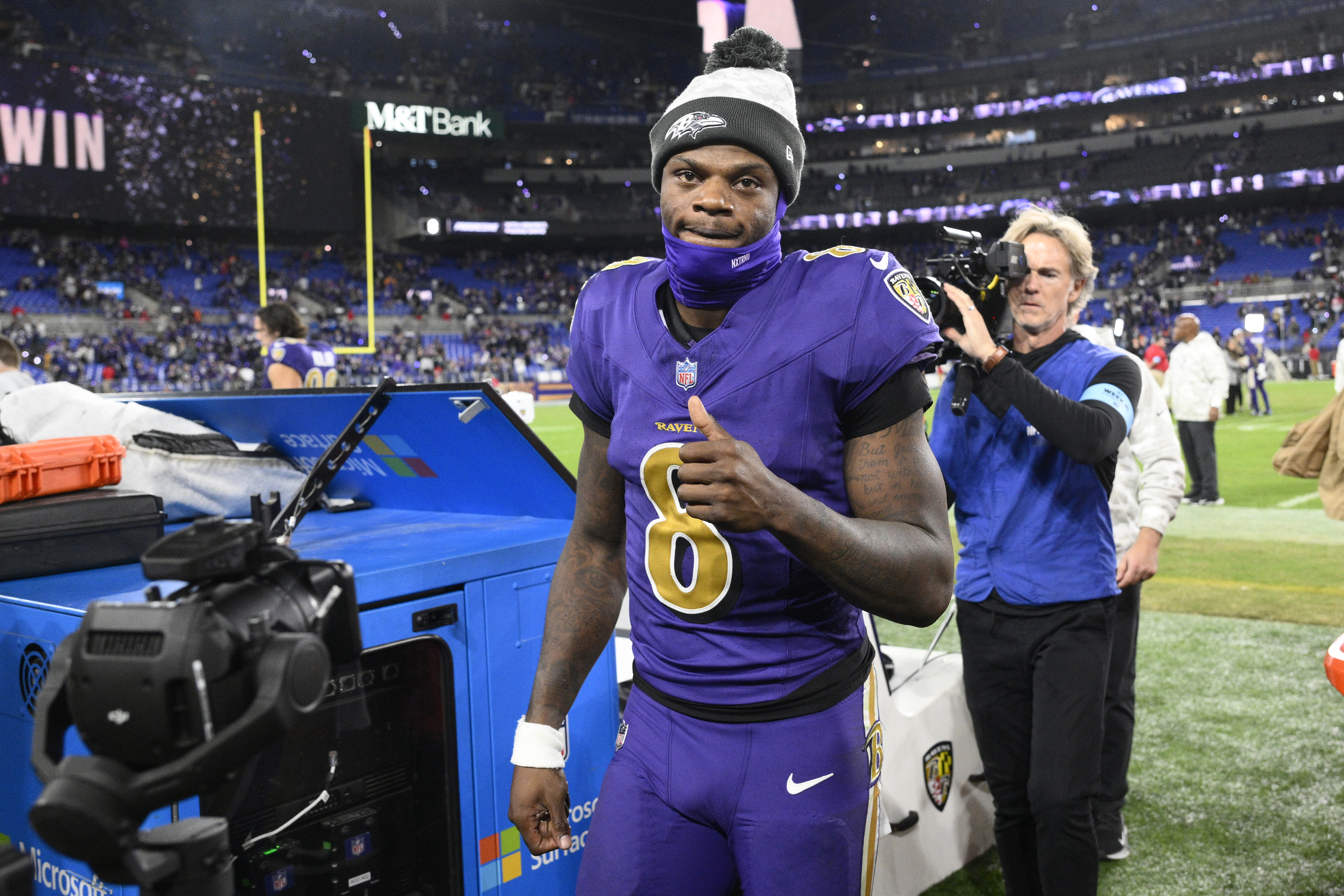 Baltimore Ravens quarterback Lamar Jackson (8).