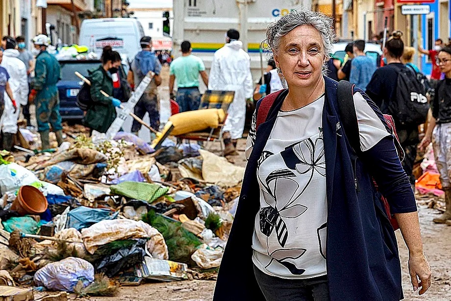 Carmen Pellicer cleaning a street in Algemes.