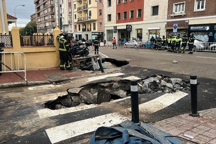 A sinkhole caused by a strong water pipe break has partially closed the Madrid Avenida de los Toreros, at number 29.