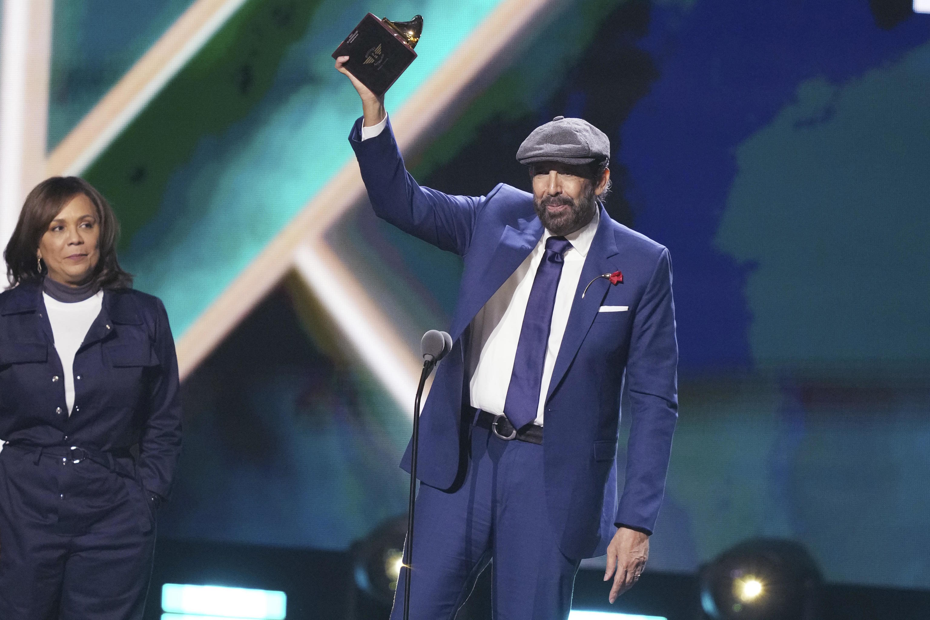 Juan Luis Guerra receives the album of the year award.