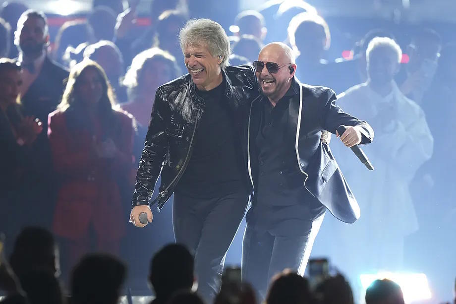 Jon Bon Jovi and Pitbull, yesterday, at the Latin Grammy.