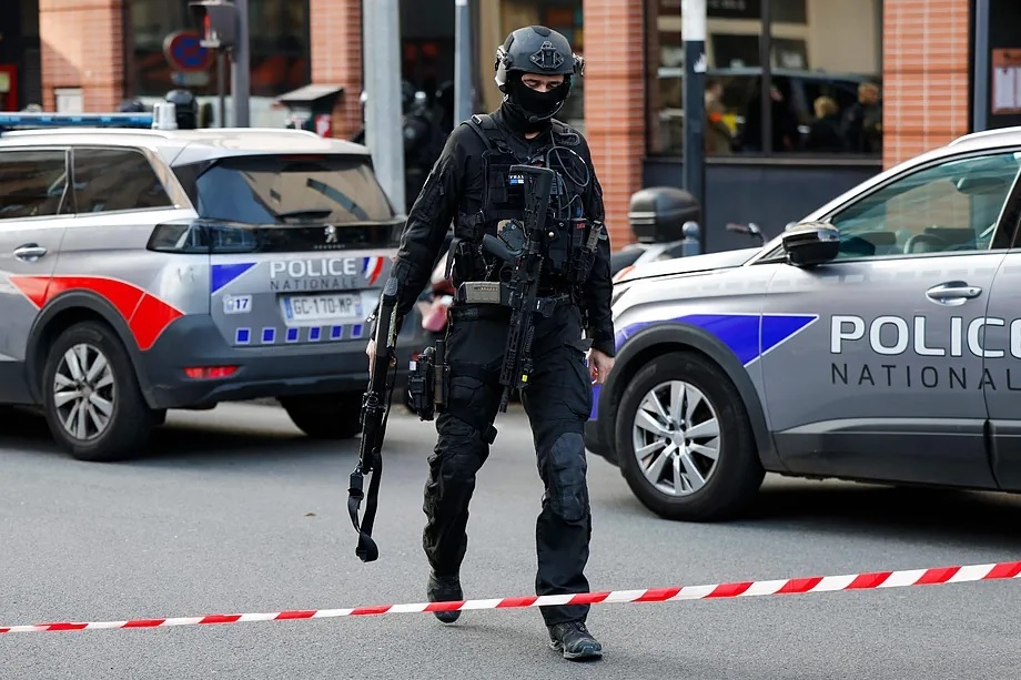 A BRI agent in front of Pizza L'Olivier, the location where the kidnapping took place.