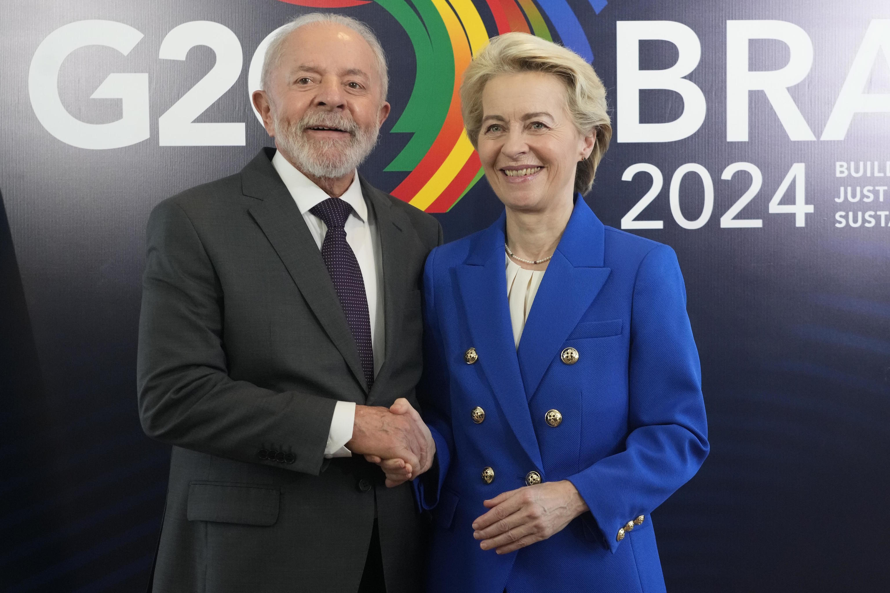 Brazil's President shakes hands with Ursula von der Leyen.