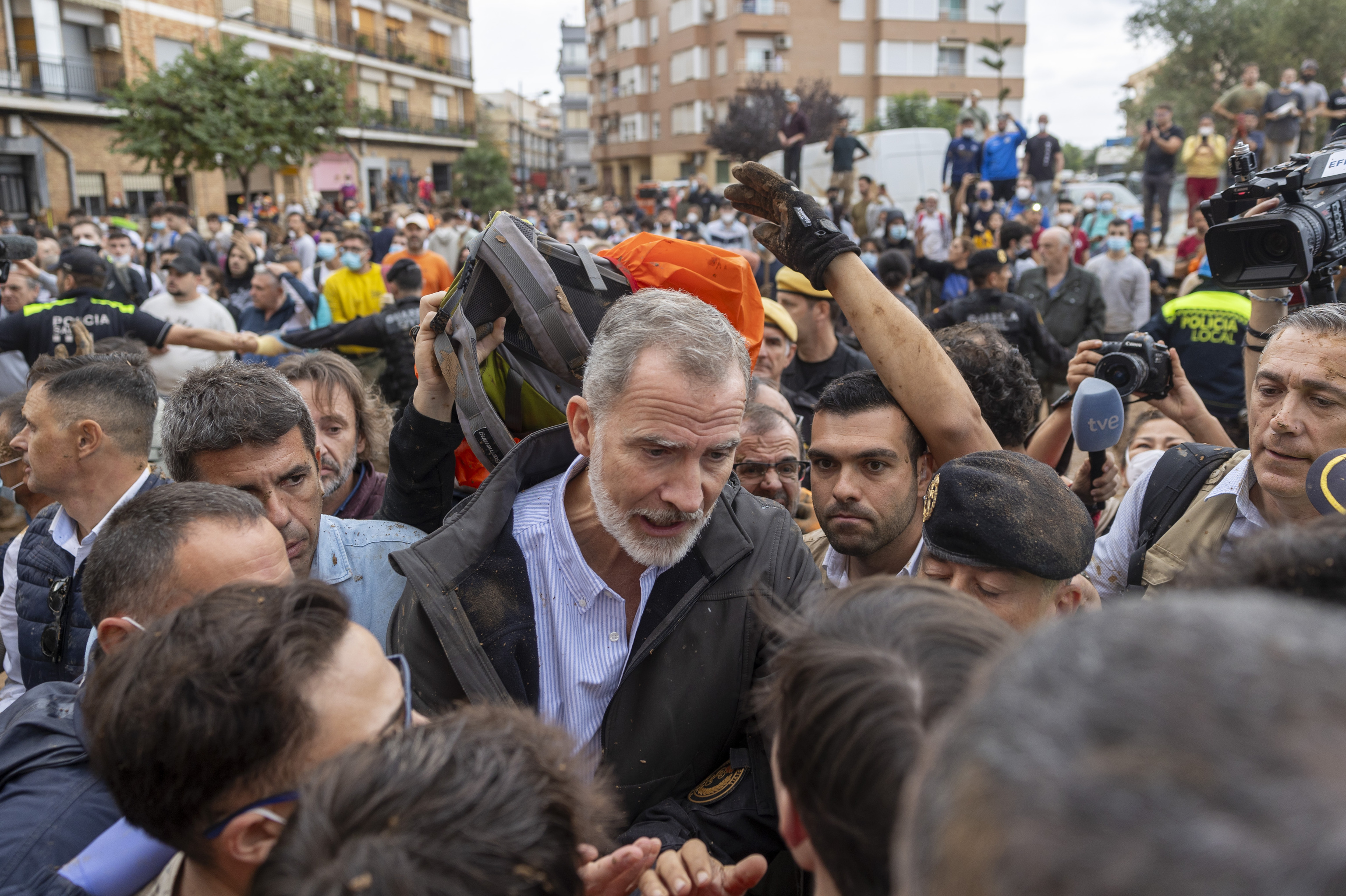 Spain's King Felipe speaks to the victims of DANA.