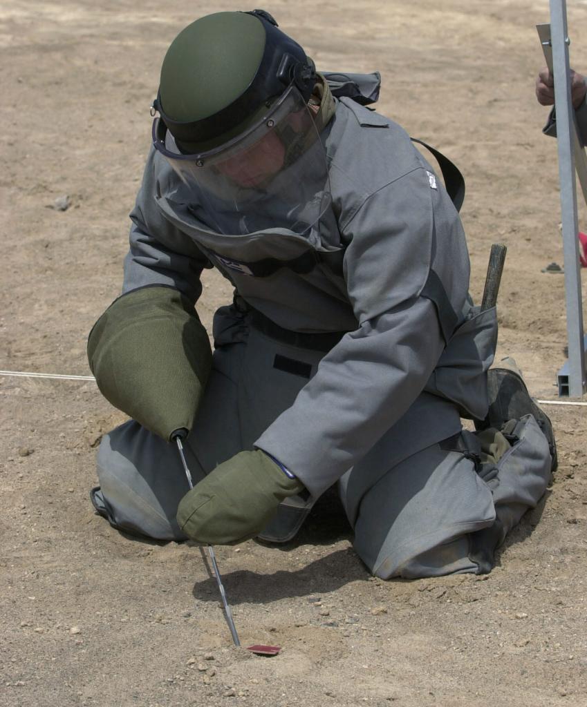 A Chilean soldier deactivating an antipersonnel mine in Pampa Chaca in Arica