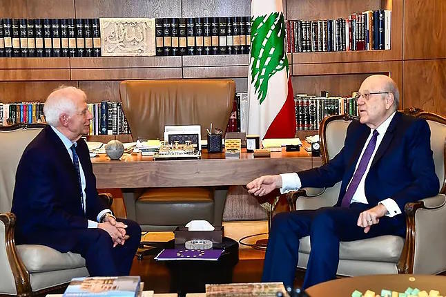 Lebanese Prime Minister Najib Mikati (r) meets with EU Foreign Policy Chief Josep Borrell this Sunday.