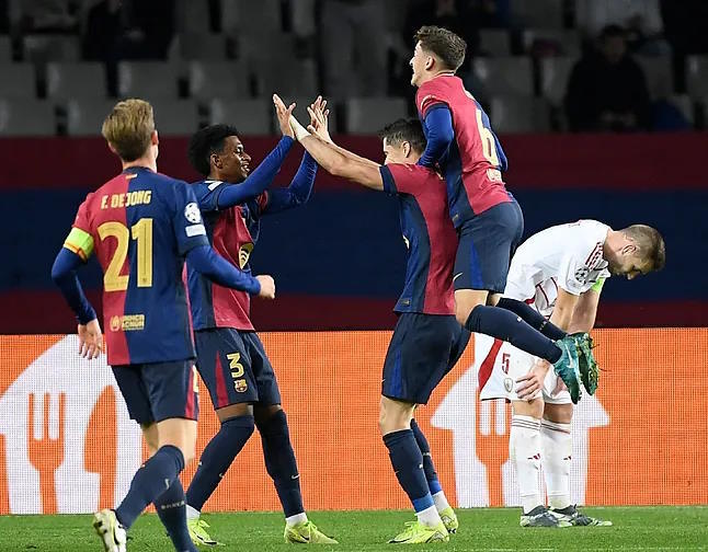 Bara players celebrate with Lewandowski his second goal.