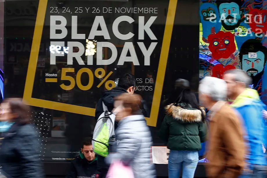 Madrid's Gran Va, displaying Black Friday messages.