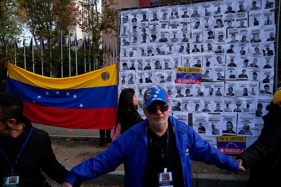 Venezuelans mobilize in Madrid in front of the European Parliament office.