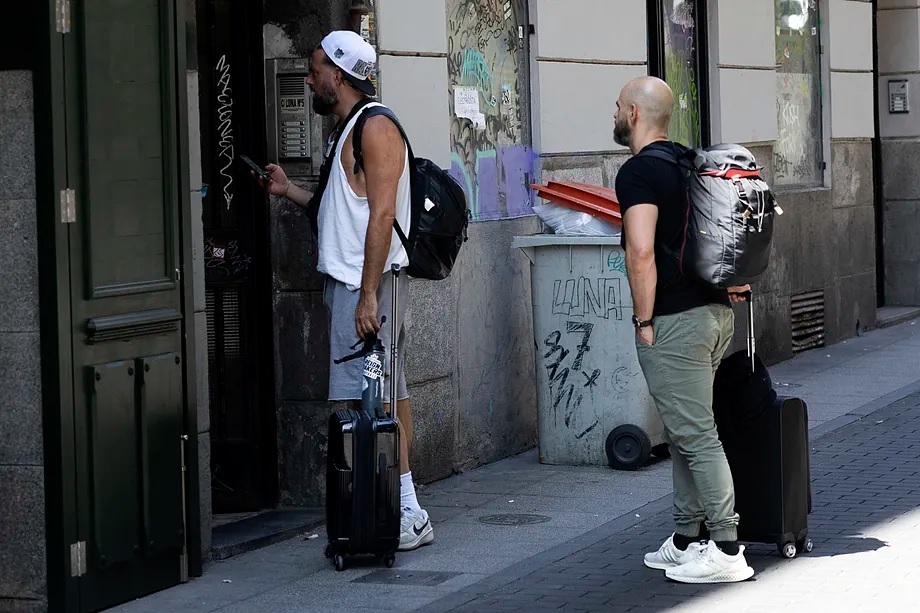 Tourists at the entrance of a tourist accommodation in Madrid.