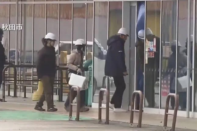 Police and hunters enter the supermarket that was evacuated, image from video capture.