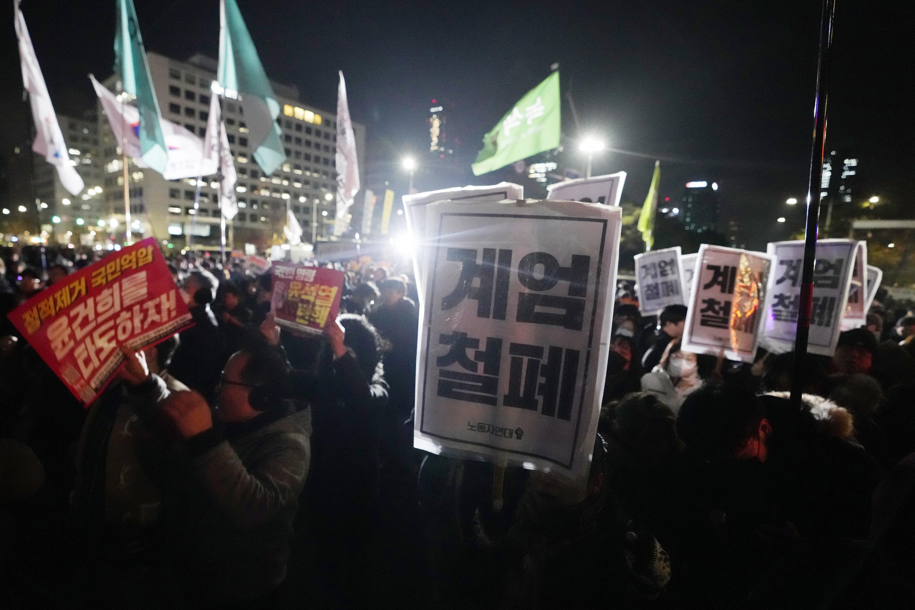 People demand South Korean President Yoon Suk Yeol to step down.