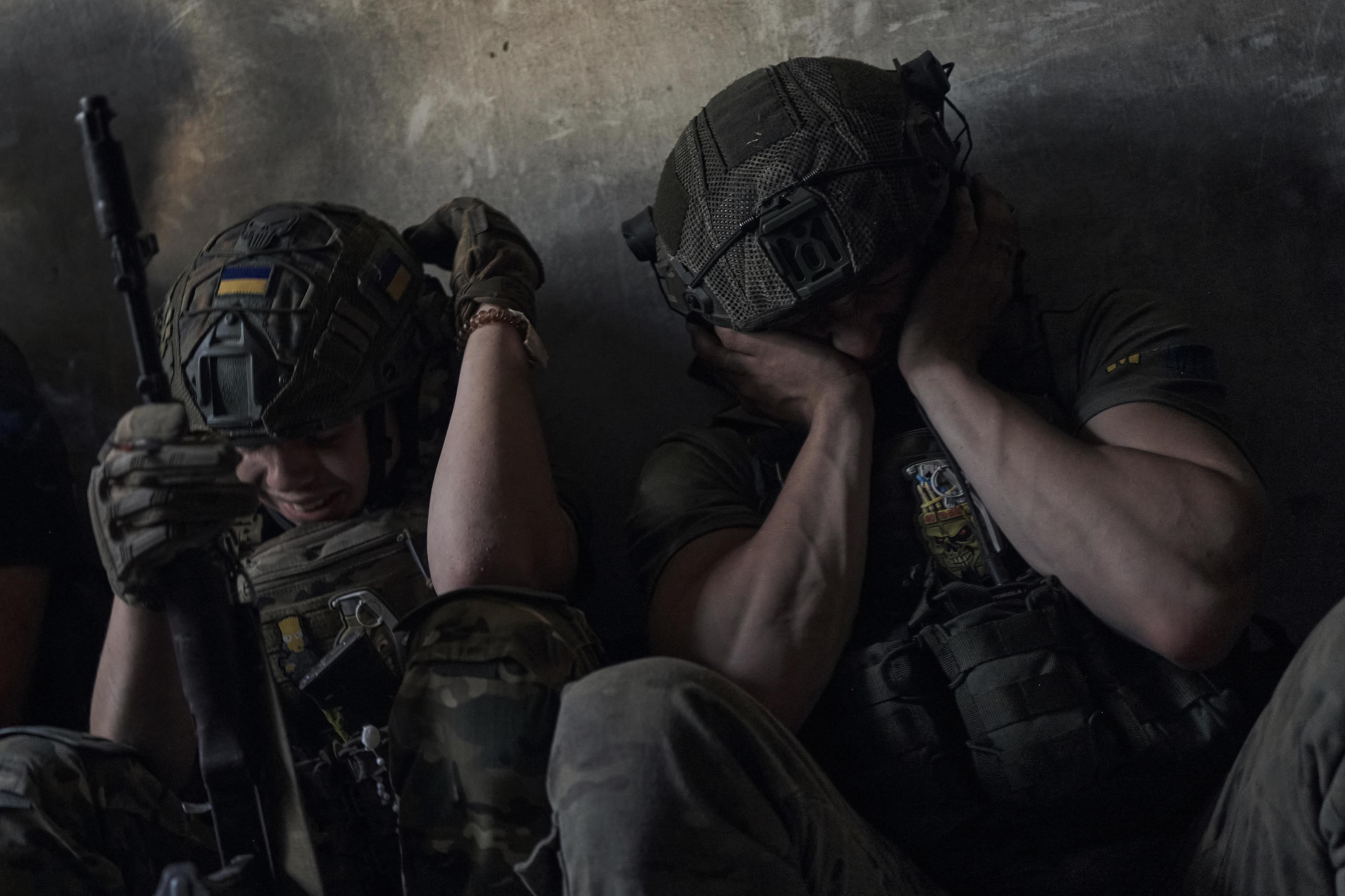 Ukrainian soldiers take shelter from Russian shelling in a shelter in the Zaporizhia region.