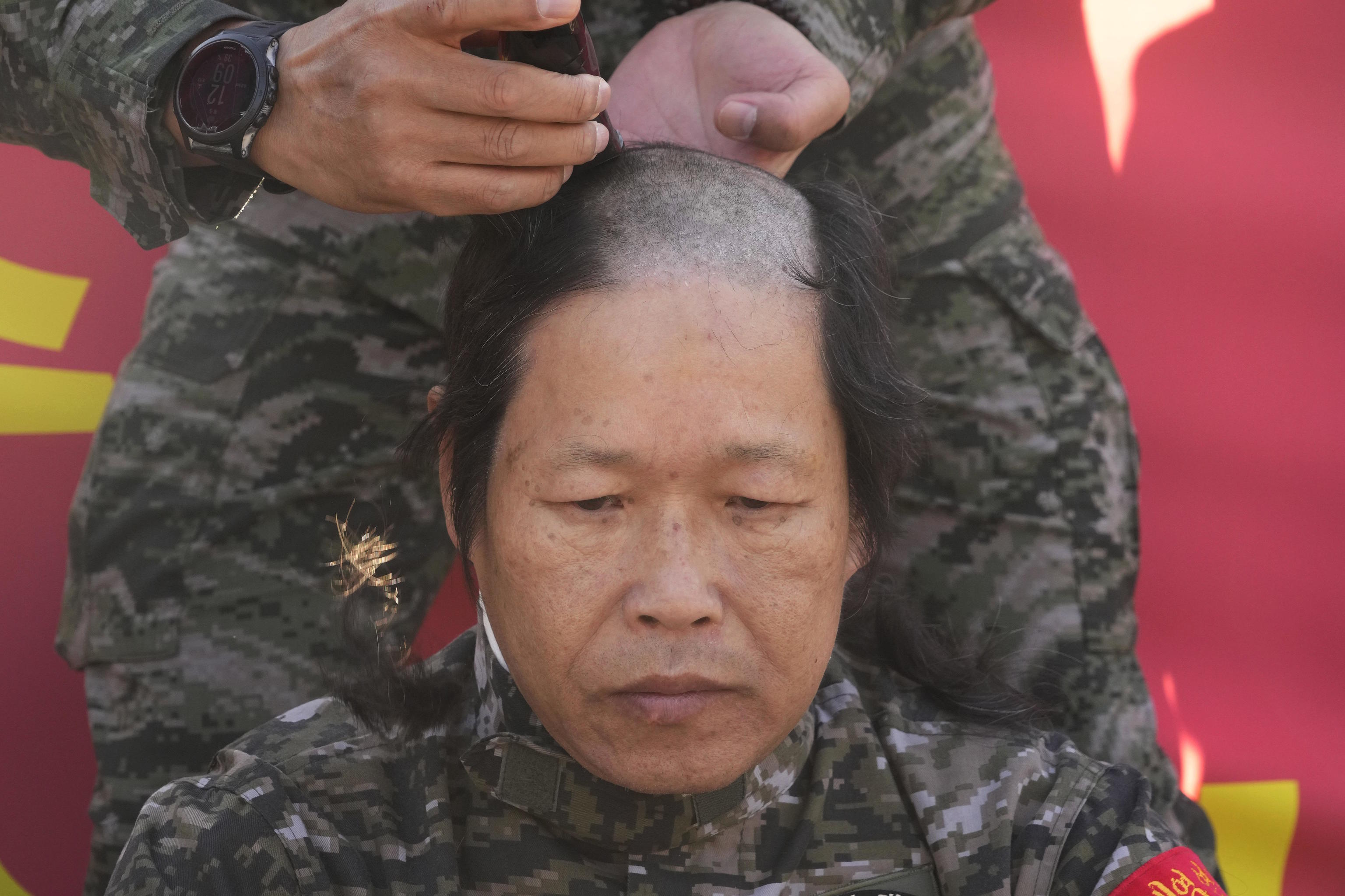 Veterans of the South Korean Marine Corps shave their heads to demand President Yoon Suk Yeol's resignation.