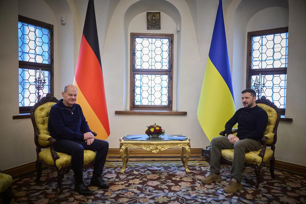 Ukrainian President Zelensky (R) and German Chancellor Scholz posing.