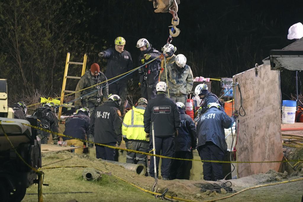 Rescuers search all night in a sinkhole for Elizabeth Pollard, who went missing while looking for her cat, in Marguerite, Pensilvania