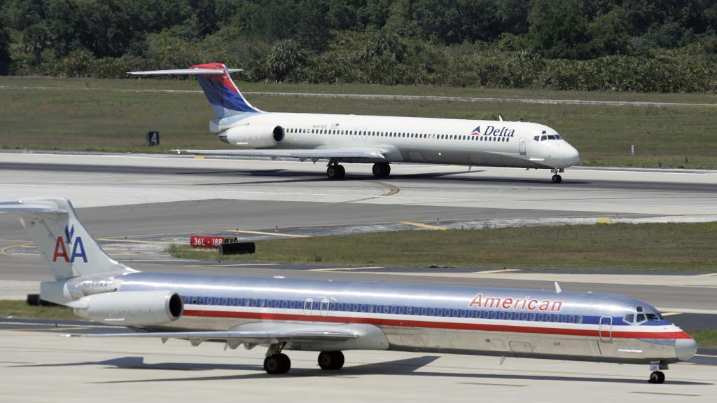 An American Airlines MD-82 aircraft