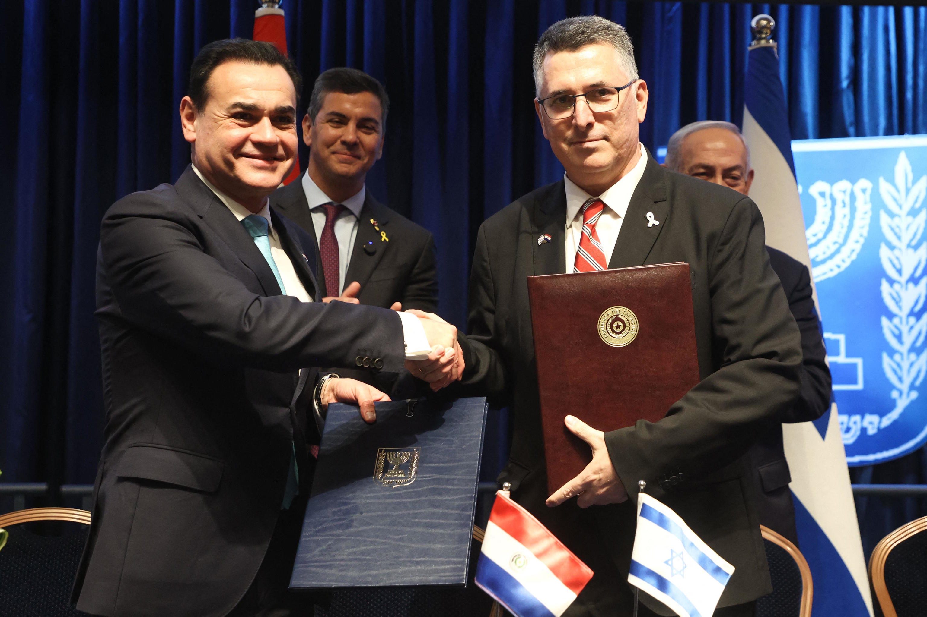 Israel's Foreign Minister Gideon Saar (R) and Paraguayan Ruben Ramirez.