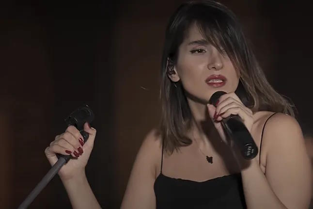 Parastoo Ahmady, in the concert she shared on YouTube.