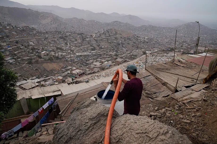 A man filling a water tank in Lima (Peru).