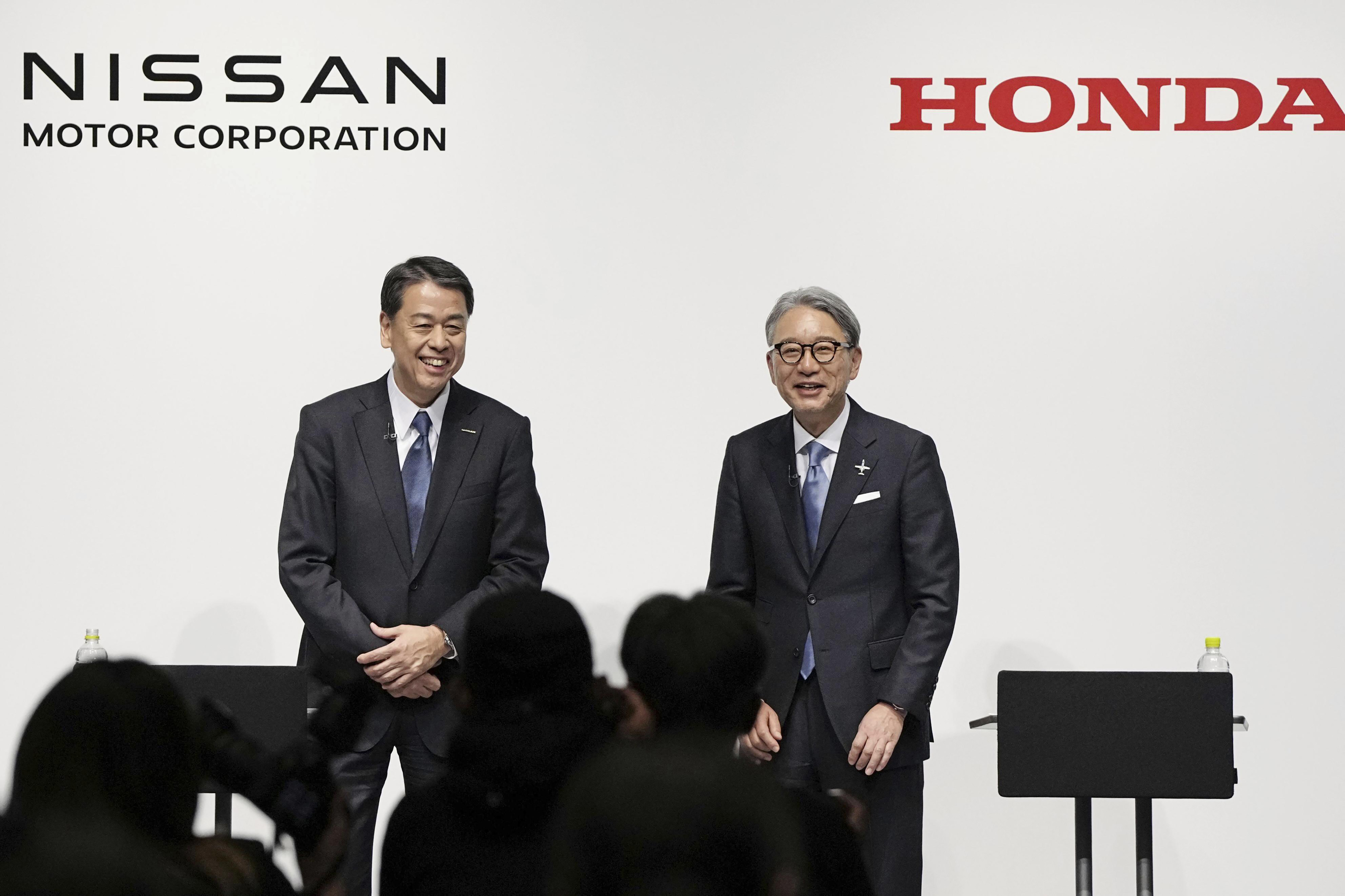 Nissan Chief Executive Makoto Uchida, left, and Honda President Toshihiro Mibe attend a joint news conference in Tokyo.