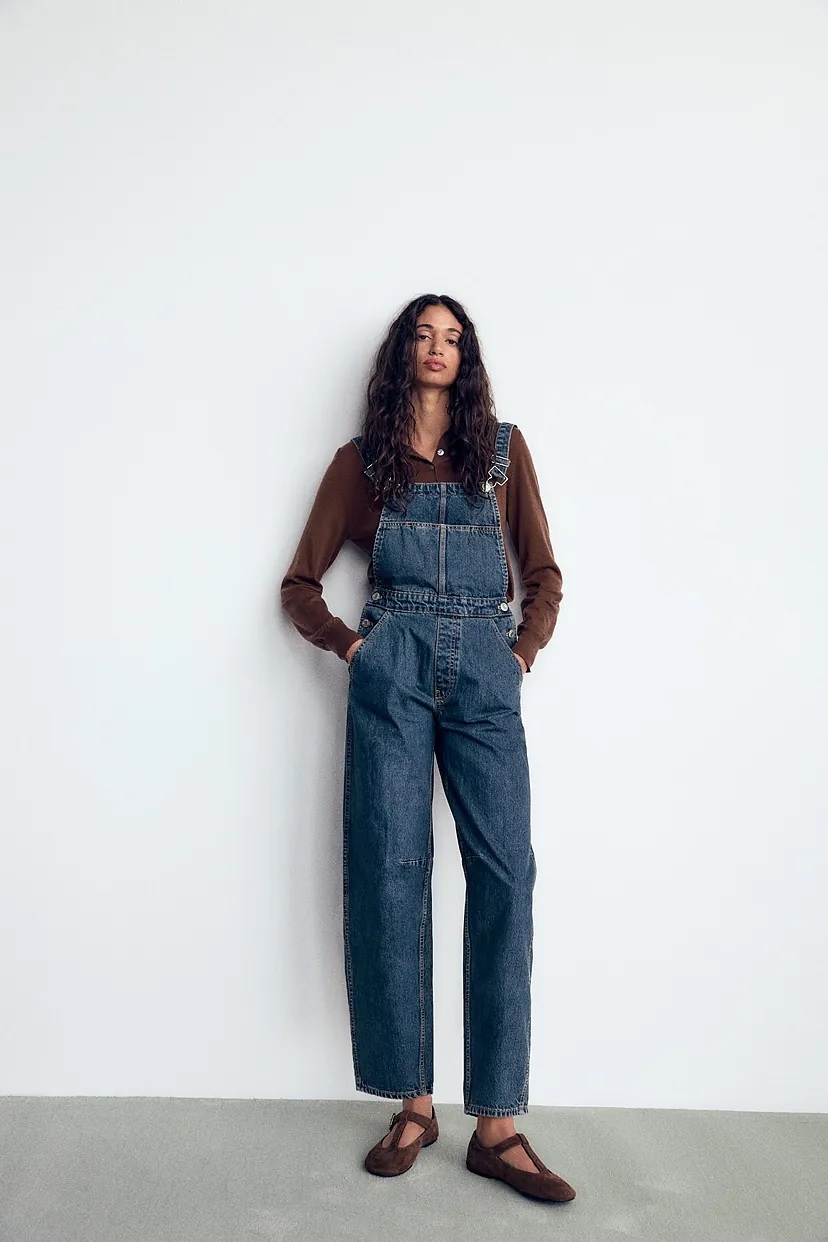 Denim dungarees are on trend: combine them this winter with a long