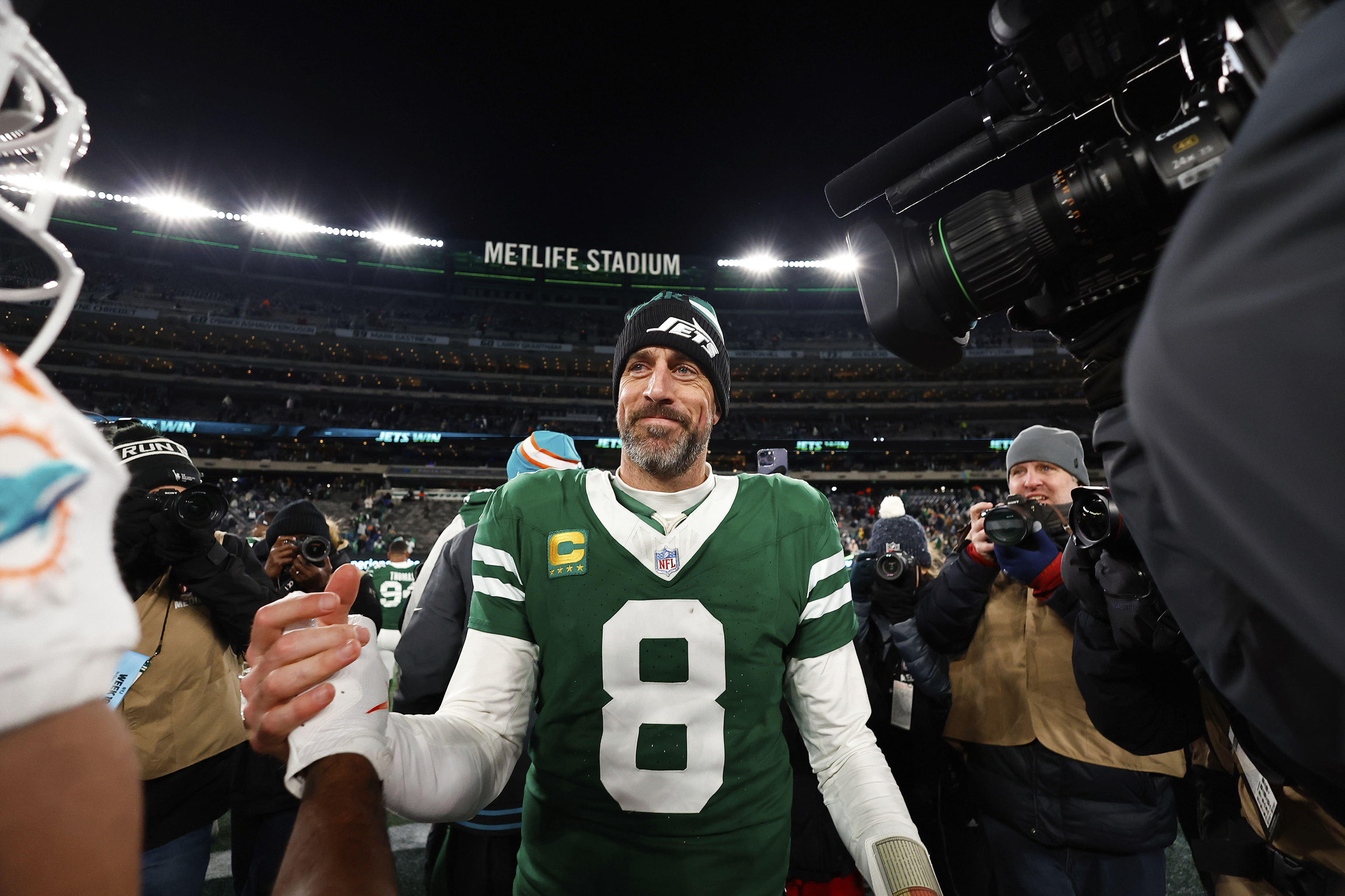 New York Jets quarterback Aaron Rodgers (8).