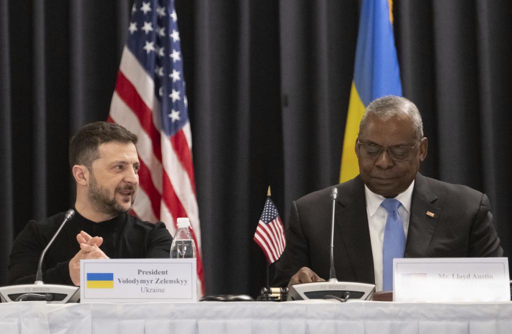 U.S. Secretary of Defense Lloyd Austin, right, and Ukrainian President Volodymyr Zelenskyy