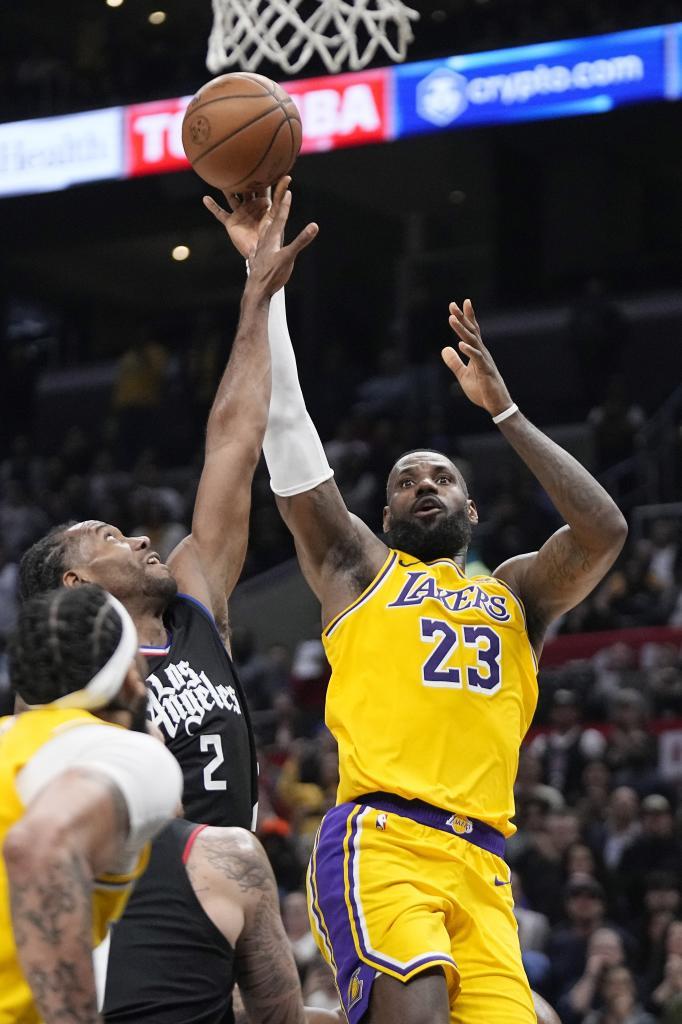 Los Angeles Lakers forward LeBron James, center, shoots as Los Angeles Clippers