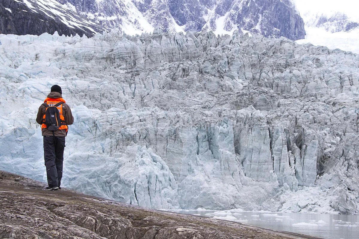 Landing in front of the Pa glacier is one of the most exclusive experiences.