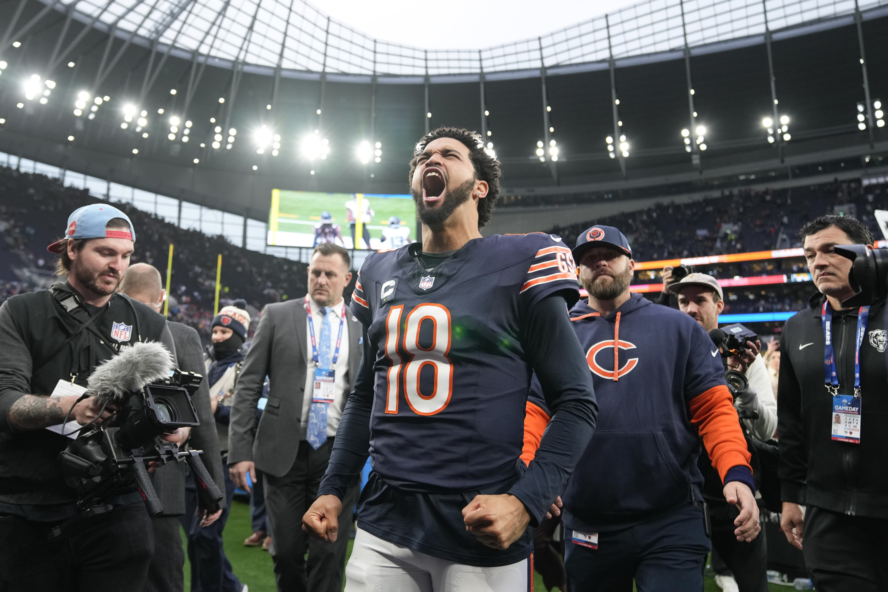 Chicago Bears quarterback Caleb Williams (18).