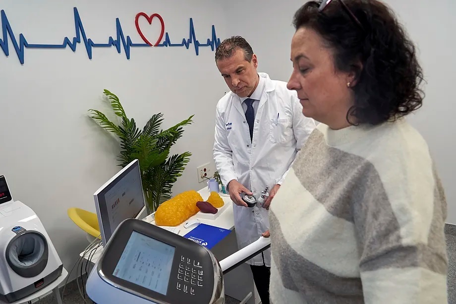 Cristobal Morales, endocrinologist at Vithas Hospital in Malaga, measures the body fat of a patient.