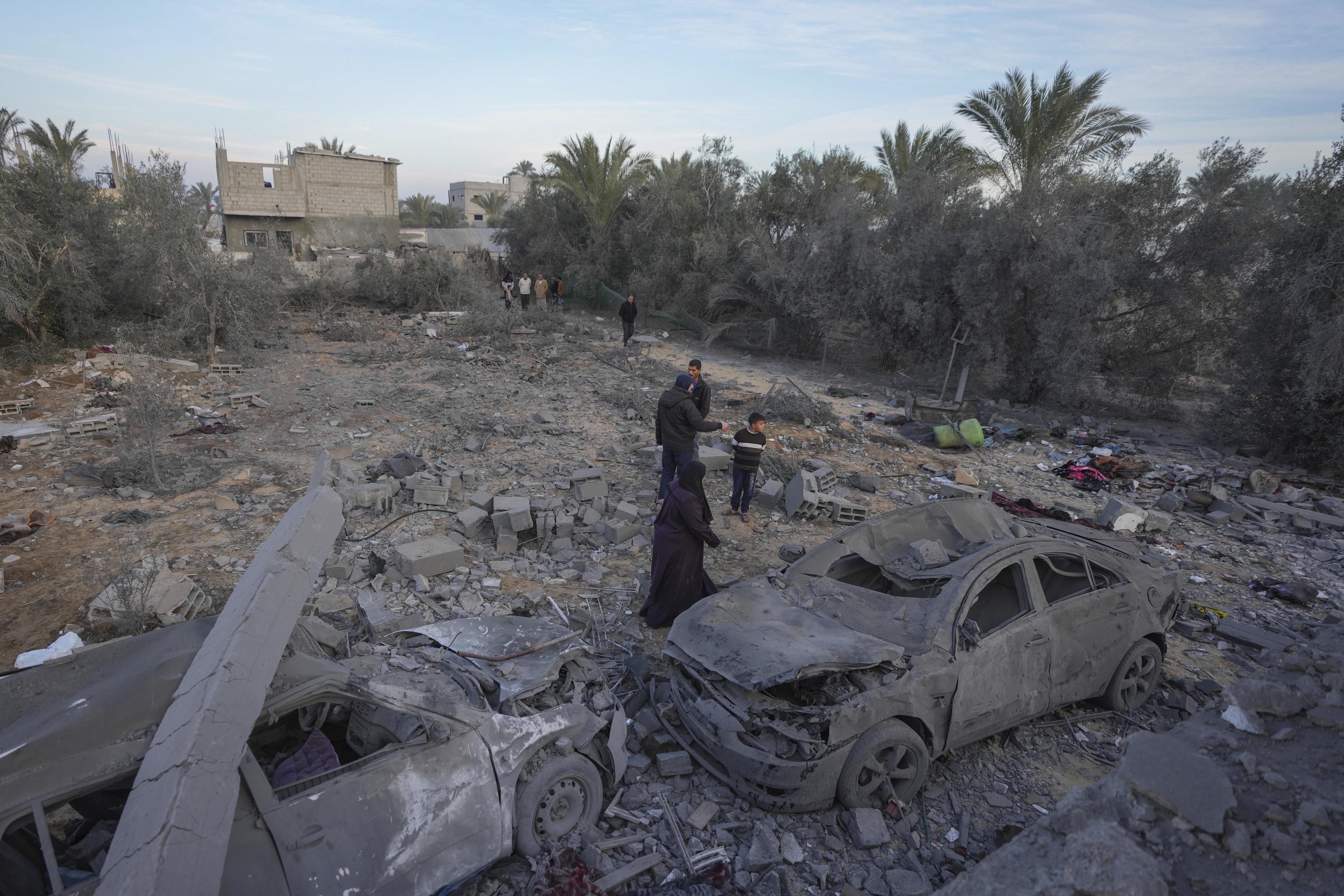 Palestinians inspect the site of an Israeli attack in Deir Al-Balah (Gaza).