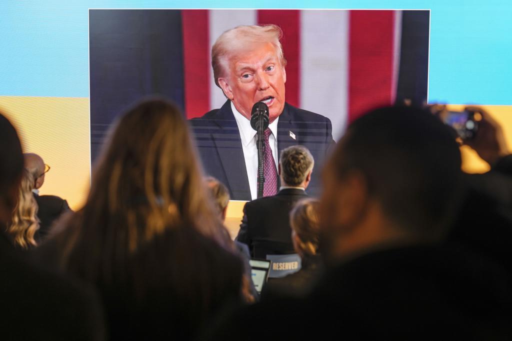 Several people follow the inauguration of Donald Trump.