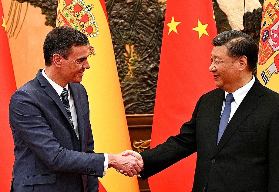 The President of the Government, Pedro Snchez, and the President of China, Xi Jinping, greet each other during the Spanish leader's trip to the Asian country in March 2023.