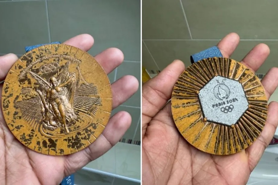 French swimmer Yohann Ndoye has posted photos of his deteriorated bronze medal.